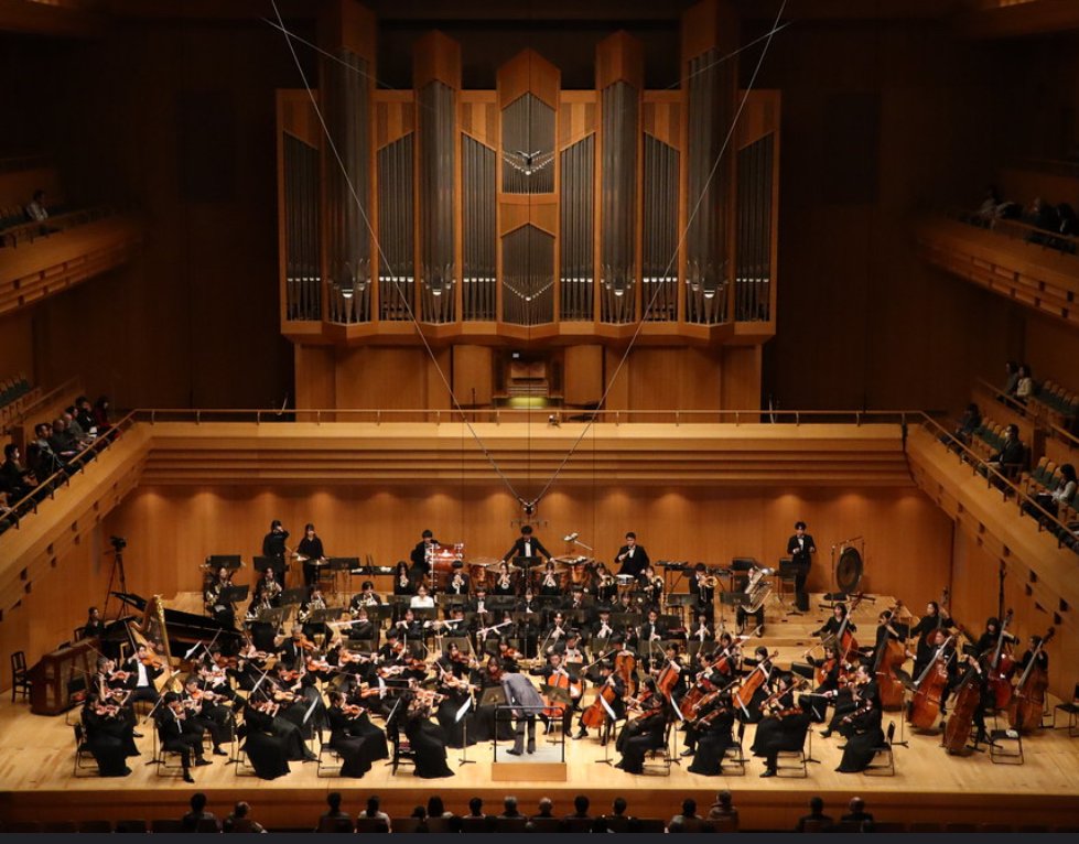 大学オーケストラのステージの様子